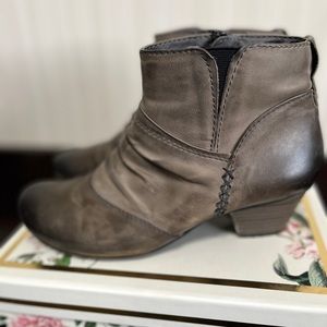 Jana short grey boot